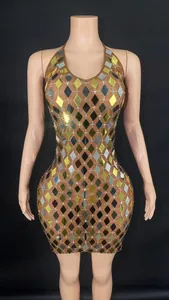 Detalle de un minivestido halter con espejos de lentejuelas doradas y plateadas reflectantes.