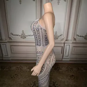 Elegante vestido de noche sin mangas con pedrería plateada y adornos de purpurina