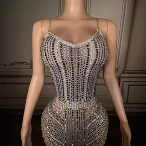 Vestido de noche brillante con pedrería y corte ajustado para fiestas de gala y eventos