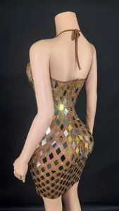 Vista trasera detallada de minivestido de fiesta con lentejuelas de espejo oro y plata