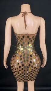 Vista trasera detallada de un mini vestido halter brillante con diseño de espejos