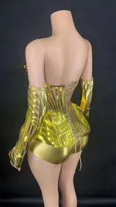 Détail arrière d'un body de scène doré miroir brillant pour les boîtes de nuit