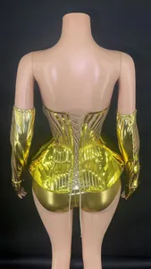 Détail d'une tenue de scène en miroir métallique doré avec laçage au dos sur mannequin