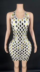 Vista frontal de un minivestido halter blanco con espejos de diamantes dorados y plateados