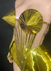 Détail d'un body miroir doré avec un bonnet conique emblématique pour le spectacle