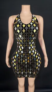 Primer plano de un vestido de fiesta con lentejuelas de espejo doradas y plateadas