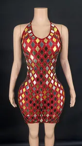 Detalle del minivestido rojo con cuello halter y lentejuelas doradas y plateadas brillantes