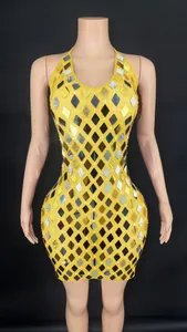 Detalle de primer plano de minivestido halter amarillo con lentejuelas de espejo