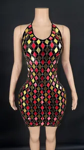 Primer plano detallado de las lentejuelas rojas y doradas brillantes en el vestido halter
