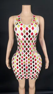 Minivestido brillante con lentejuelas de espejo rojas y doradas para fiestas y espectáculos.