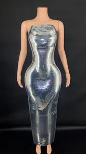 Glänzendes silbernes Bodycon-Maxikleid mit Spiegeleffekt, ideal für Partys und Feiern.