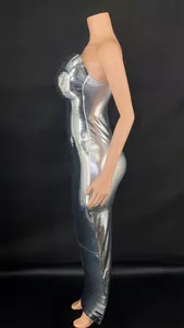 Seitenansicht eines sexy glänzenden silbernen Schlauchkleides für festliche Partys