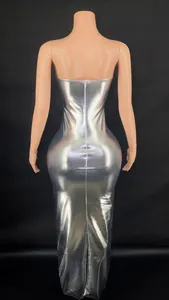 Detaillierte Rückansicht eines sexy silbernen metallic trägerlosen Maxi-Partykleides auf Mannequin