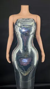 Detailansicht eines glänzenden silbernen trägerlosen Bodycon-Maxikleids für Abendpartys.