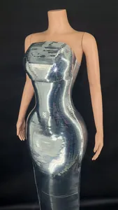 Atemberaubendes glänzend silbernes metallisches Tube-Top-Bodycon-Maxikleid für Partys