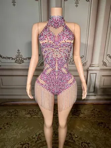 Detailansicht eines rosa strassbesetzten Neckholder-Kleides mit hängenden Fransen.