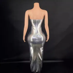 Elegantes silbernes trägerloses figurbetontes Maxikleid ideal für Abendpartys und Events