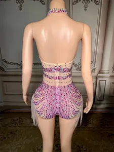 Rückansicht eines pinkfarbenen Neckholder-Kleides mit Strassmustern und Silberfransen.