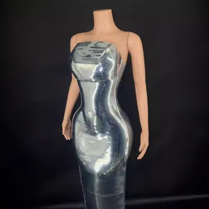 Elegantes silbernes trägerloses langes Bodycon-Partykleid mit schimmerndem Disco-Effekt