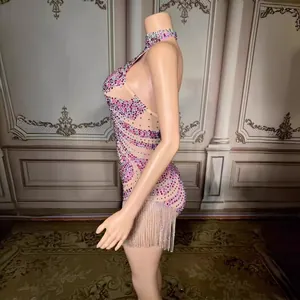 Glamouröses rückenfreies Neckholder-Minikleid mit funkelnden Strasssteinen und Fransen