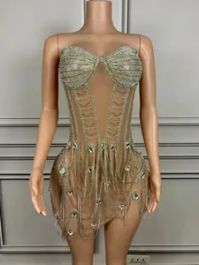 Sexy abito da festa color carne con corsetto di strass ed eleganti frange a catena