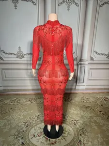 Rückansicht elegantes rotes Langarm-Abendkleid mit Strasssteinen und feinen Fransen