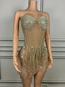 Mini abito sexy in rete con eleganti frange di strass e dettagli a catena per feste serali