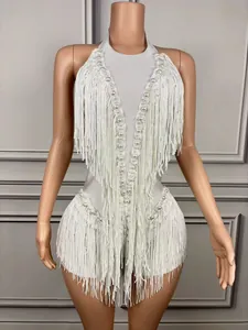 Detailansicht eines weißen Neckholder-Bodys mit eleganten Paillettenfransen und Perlenstickerei