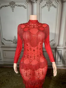 Elegantes rotes Abendkleid mit Stehkragen, funkelnden Strasssteinen und Fransen