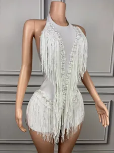 Detailansicht eines weißen Neckholder-Bodysuits mit Pailletten und langen Fransen
