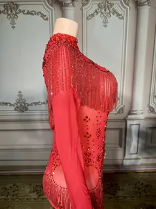 Detailansicht eines roten Abendkleids mit glitzernden Strasssteinen und Fransen