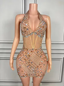 Detail van een nude mesh mini-jurk met strassteentjes en korset baleinen