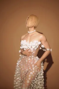 Robe de soirée élégante en résille blanche avec strass et détails de fleurs en 3D.