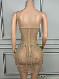 Vista posteriore dettagliata di un abito da festa sexy nude con catene di strass e frange