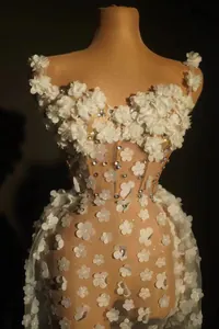 Détails exquis de fleurs 3D blanches et strass étincelants sur robe de soirée en résille