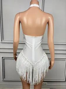 Rückansicht eines weißen Neckholder-Bodys mit Perlen und langen Fransen-Details.