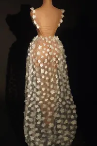 Détail du dos nu avec fleurs 3D sur une élégante robe de soirée en tulle blanc brodé