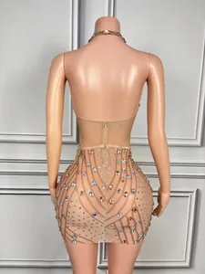 Detailweergave van een blote rug halterjurk met fonkelende strass-steentjes