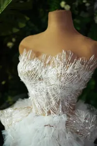 Elegante mini abito da sera bianco con ricami di paillettes e dettagli a balze