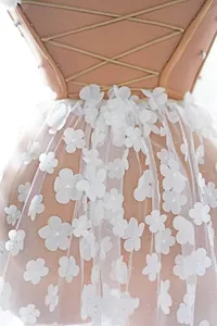 Vue détaillée d'une robe de soirée avec dos à lacets et jupe en tulle ornée de fleurs 3D chic