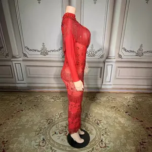 Elegantes rotes Abendkleid mit Stehkragen, Strasssteinen und bodenlangen Fransen