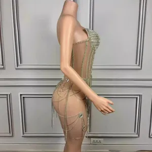 Elegante mini abito da festa con frange di strass e un design a corsetto in rete