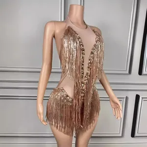 Sexueller roségoldener Halter-Body mit Metallfransen und funkelnden Strasssteinen.