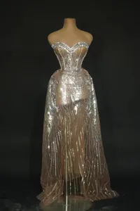 Abito da sera scintillante con paillettes argento e elegante corsetto a lisca di pesce.