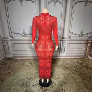 Elegantes rotes Abendkleid mit Stehkragen, langen Ärmeln, Strass und Fransen-Details