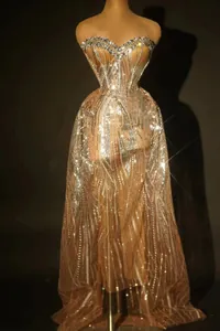 Primo piano della scollatura scintillante in strass su un abito da sera a sirena dorato.
