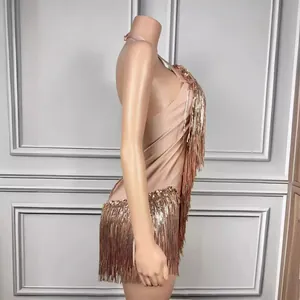 Sexueller rückenfreier Neckholder Jumpsuit mit Fransen und glitzernden Strasssteinen