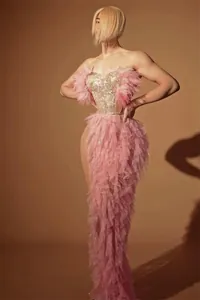 Dettaglio abito francese in rete rosa con corpetto di paillettes e silhouette a sirena