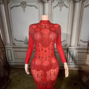 Elegantes rotes Abendkleid mit langen Ärmeln, Strasssteinen, Fransen und bodenlangem Saum