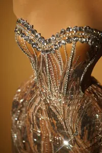 Primo piano di paillettes e strass scintillanti su un abito da sera con corsetto